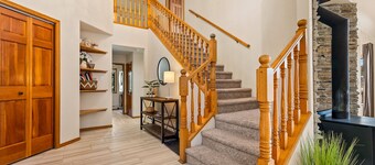 Mountain Fairways Retreat: 3-Story Golf Course Haven - Sleeps 14. - AC!