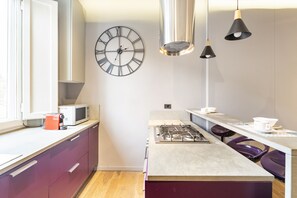 Réfrigérateur, micro-ondes, four, plaque de cuisson