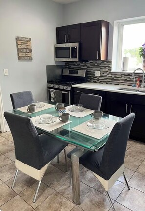 Microwave, oven, stovetop - 420 at Cheltenham 4BR (Chicago)