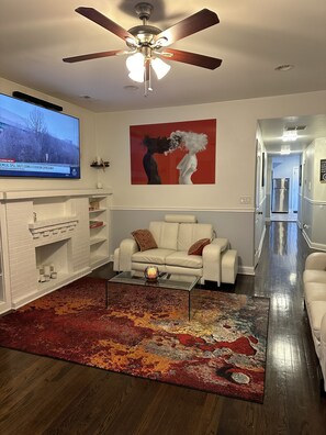 Smart TV - 420 at Cheltenham 4BR (Chicago)