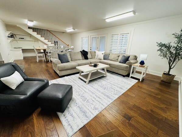 Smart TV, table tennis - Mountain Lakes Lodge - Sleeps 11, 2 King beds, 3 Double Beds, Futon, 3 Bathrooms (Scottsboro)