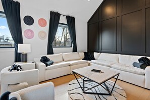 TV - Music Row (Taylor's Version) Townhome (Nashville)