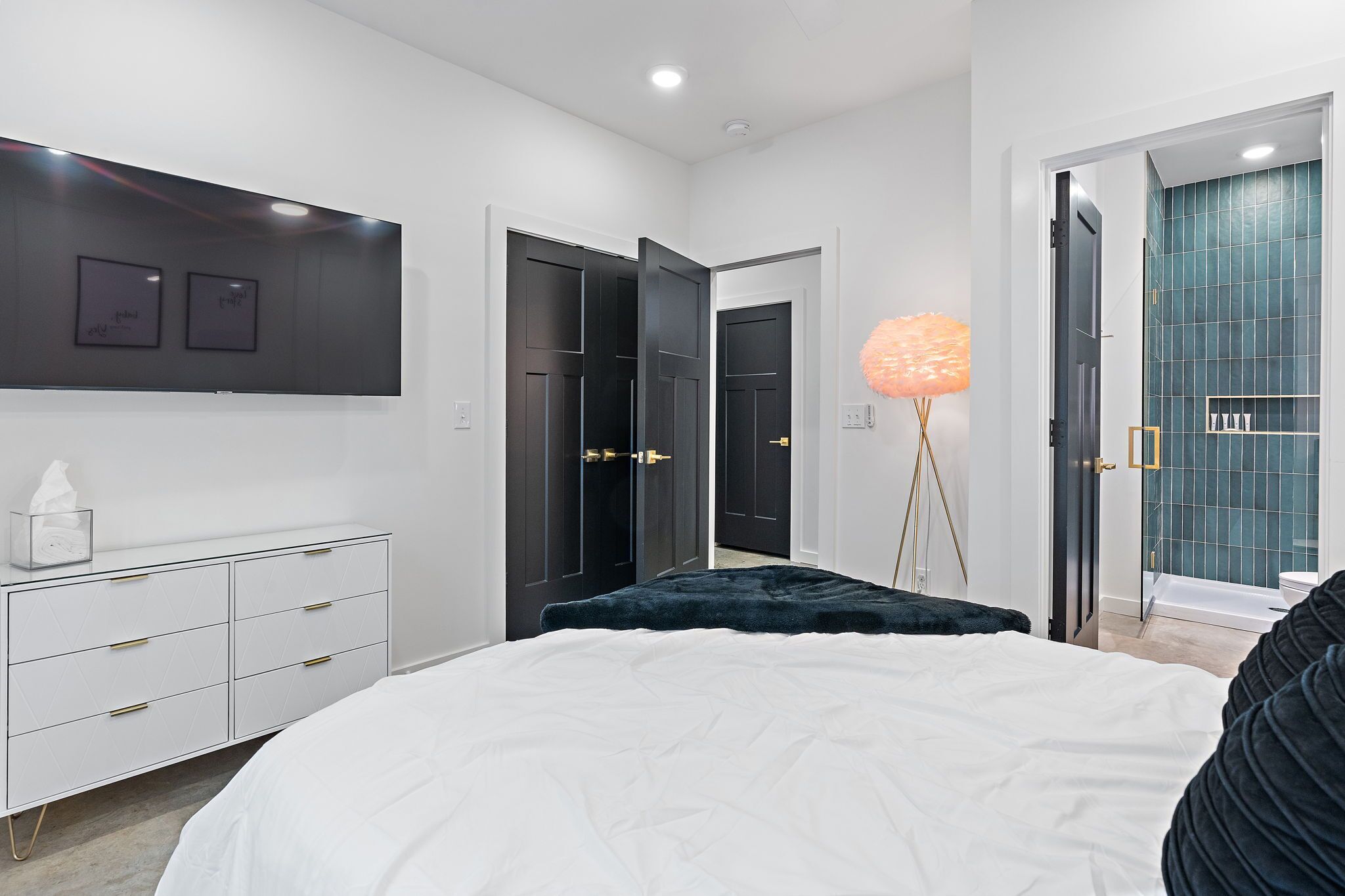 4 bedrooms, iron/ironing board, WiFi, bed sheets