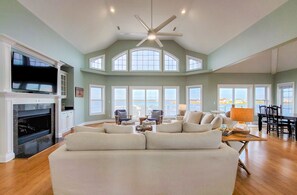 Een smart-tv en boeken