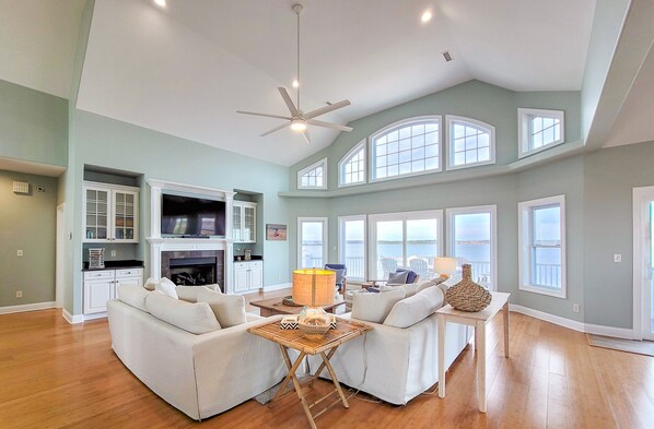 Een smart-tv en boeken