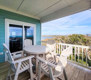 Outdoor dining - Dock of the Bay: Dive Into Island Life (North Topsail Beach)