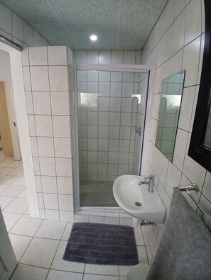Douche, serviettes fournies, papier toilette