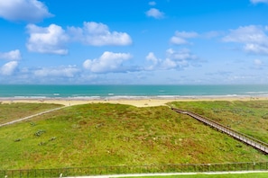 På stranden