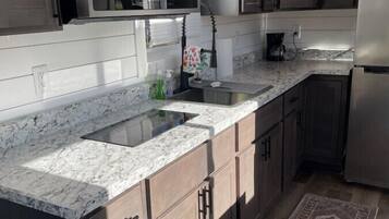 冷蔵庫、電子レンジ、オーブン、コンロ