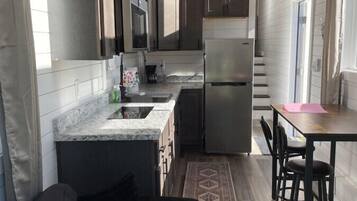 冷蔵庫、電子レンジ、オーブン、コンロ