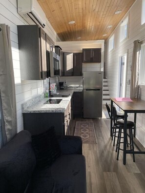 Kylskåp, mikrovågsugn, ugn och spishäll