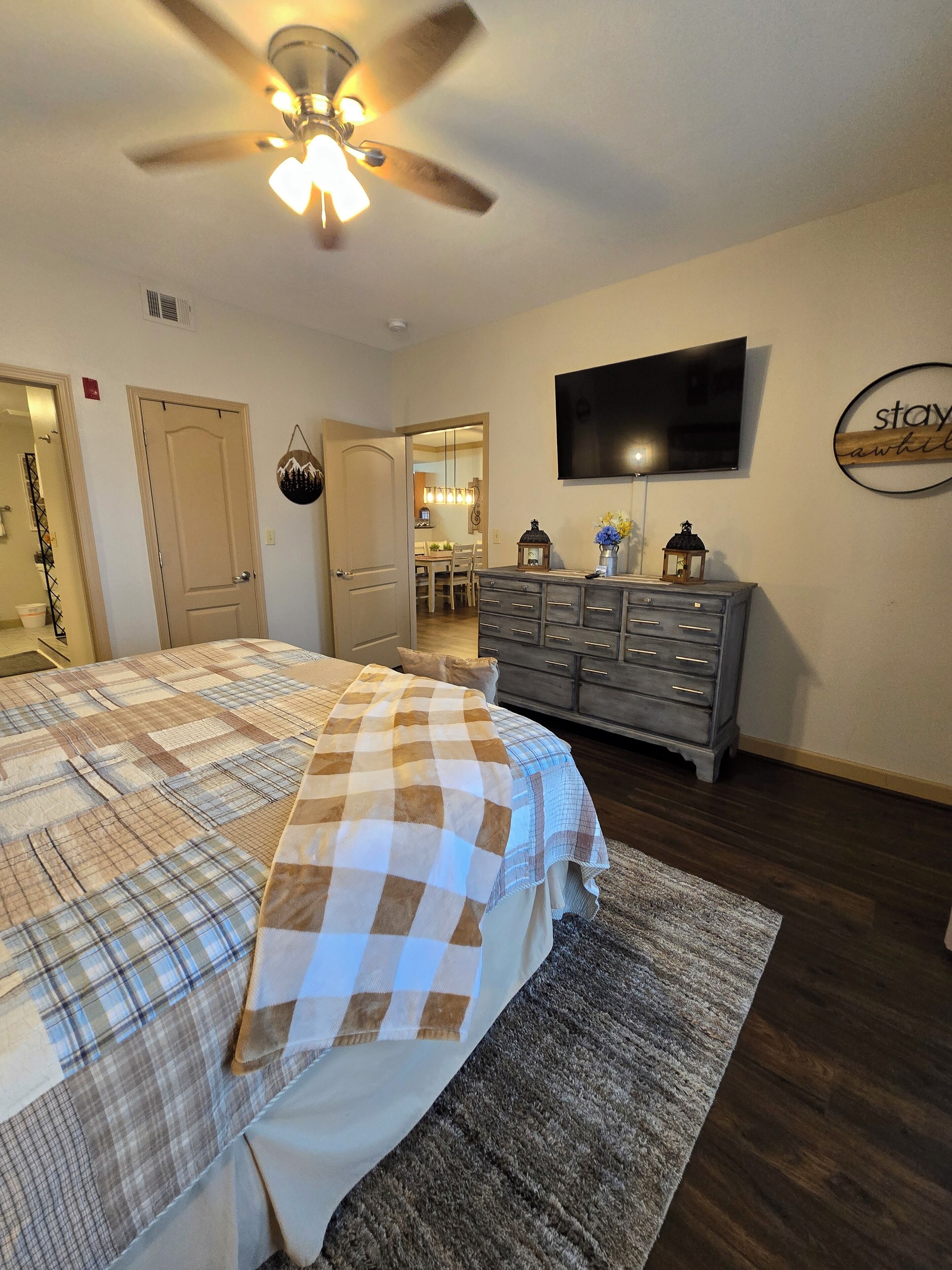 1 quarto, ferros/tábuas de passar roupa, berço de viagem