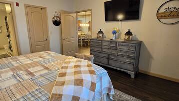 1 quarto, ferros/tábuas de passar roupa, berço de viagem