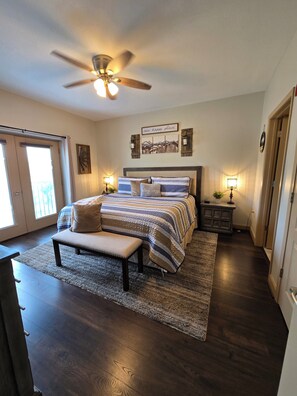 1 bedroom, iron/ironing board, travel crib, free WiFi - Remodeled Condo, Walk-in Shower, Arcade, King Bed, Pools & Walk to Parkway (Pigeon Forge)