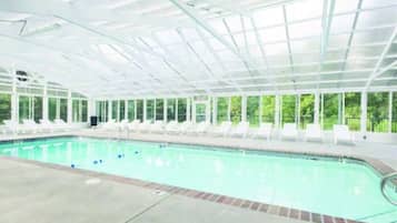 Alberca techada y alberca al aire libre