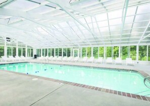 Een binnenzwembad en een buitenzwembad