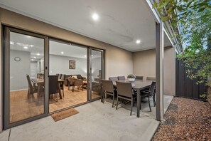Outdoor dining - Peaceful and Private Modern Townhouse - Steps from Sovereign Hill & Lake Esmond (Golden Point)