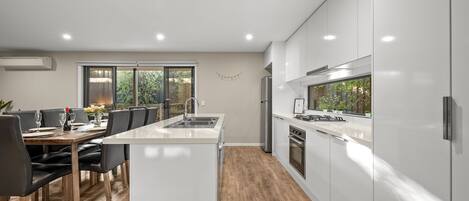 Frigorífico, microondas, horno y placa de cocina