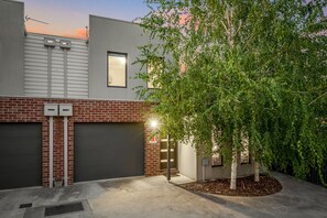 Exterior - Peaceful and Private Modern Townhouse - Steps from Sovereign Hill & Lake Esmond (Golden Point)