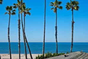 On the beach - 706 S Pacific Unit C · Steps From Beach, Panoramic Ocean Views & Parking (Oceanside)