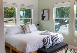 4 habitaciones, escritorio y tabla de planchar con plancha 
