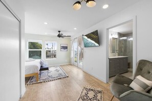 4 chambres, bureau, fer et planche à repasser, lit parapluie