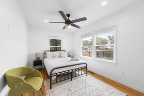 4 bedrooms, desk, iron/ironing board, travel crib - Clementine Crush, Oceanview Rooftop Deck and A/C (Oceanside)