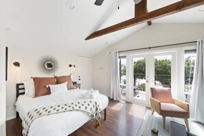 1 soverom, skrivebord, strykejern/-brett og reiseseng for barn