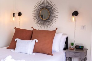 1 soverom, skrivebord, strykejern/-brett og reiseseng for barn