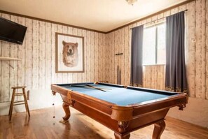 Game room - Three Little Bears Cabin W/Hot Tub & Pool Table! (Big Bear Lake)