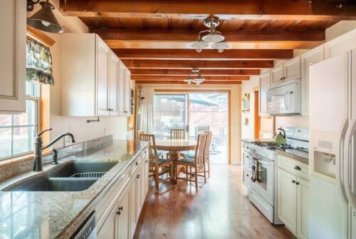 Three Little Bears Cabin W/Hot Tub & Pool Table!