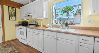 Sequoia Getaway– Hot Tub•360° Fireplace•Huge Yard•