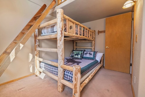 Sequoia Getaway– Hot Tub•360° Fireplace•Huge Yard•