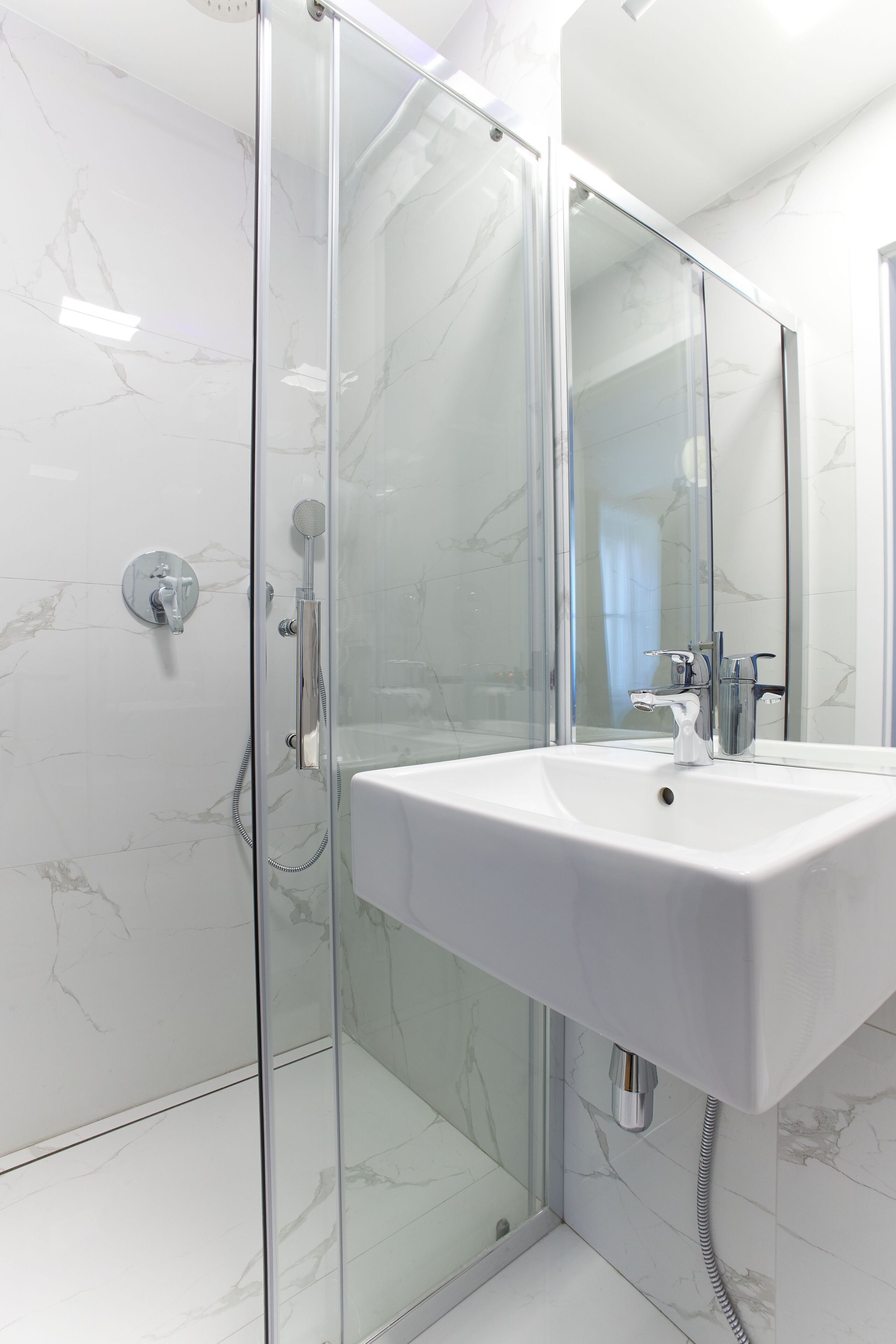 Studio | Badezimmer | Haartrockner, Handtücher, Seife, Toilettenpapier