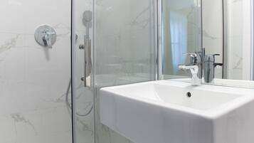 Studio | Kamar mandi | Pengering rambut, handuk, sabun, dan tisu toilet