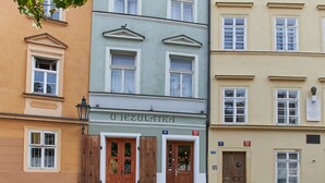 Un immeuble avec une enseigne indiquant « u Jezulatka » et des portes numérotées 10 et 11.