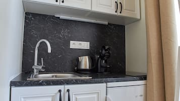 Studio | Eigene Küche | Kühlschrank, Mikrowelle, Herdplatte, Wasserkocher mit Kaffee-/Teezubehör