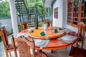 Outdoor dining - Serene Bungalow Near Sinharaja Rainforest | Ideal for Nature Lovers….. (Deniyaya)