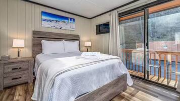 3 chambres, bureau, fer et planche à repasser, lit de bébé portatif