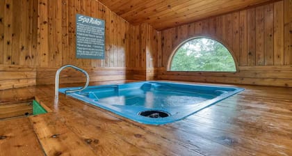 Cozy 3Bedroom INDOOR POOL-HOTTUB-Playground-Fire Pit-Game Room