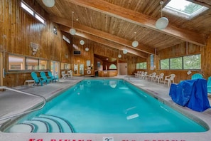 Een binnenzwembad en een verwarmd zwembad