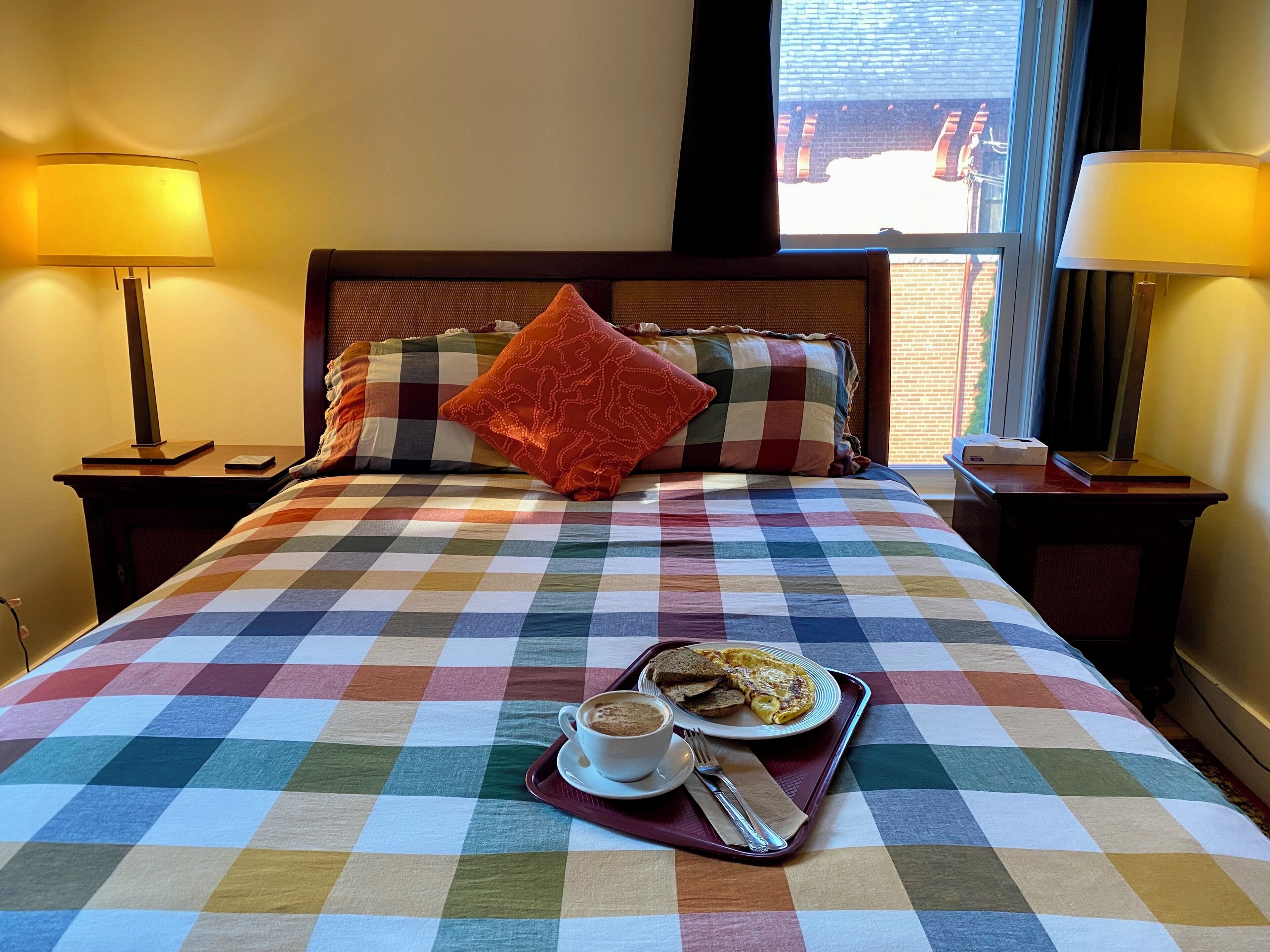 Decoración personalizada, muebles diferentes y cortinas blackout 