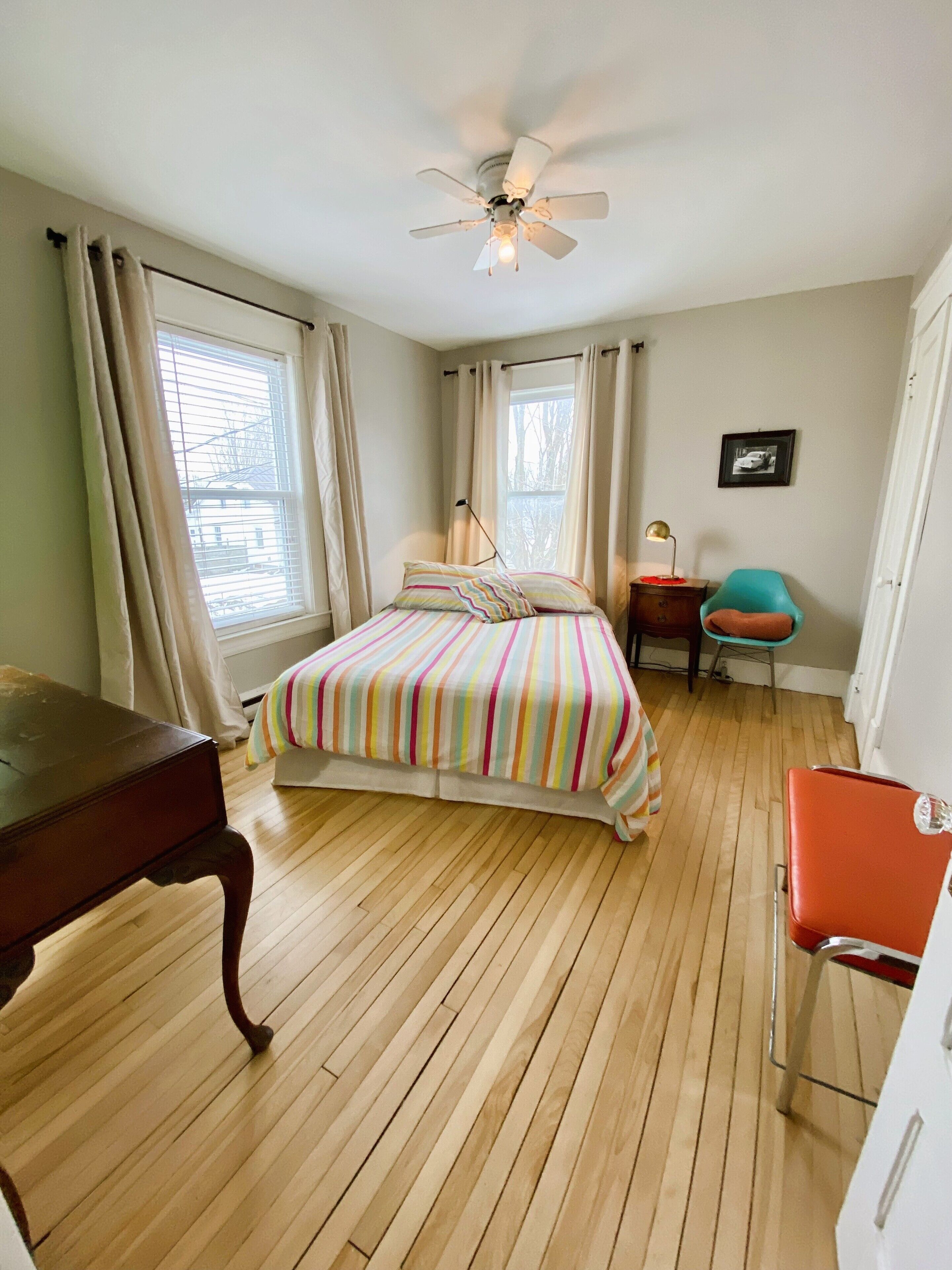 Decoración personalizada, muebles diferentes y cortinas blackout 