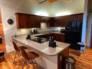 Fridge, microwave, oven, stovetop - Downtown Industrial 1-Bedroom Post and Beam Loft Near Redwings Baseball Stadium (Rochester)