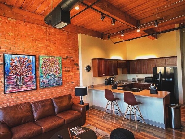 Smart TV - Downtown Industrial 1-Bedroom Post and Beam Loft Near Redwings Baseball Stadium (Rochester)
