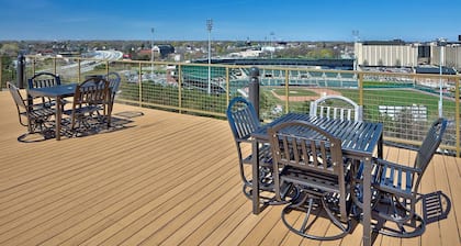 Downtown Industrial 1-Bedroom Post and Beam Loft Near Redwings Baseball Stadium