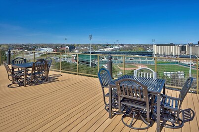 Downtown Industrial 1-Bedroom Post and Beam Loft Near Redwings Baseball Stadium