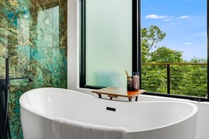 Shower, eco-friendly toiletries, hair dryer, bidet - Modern Luxury Chalet • Mountain Views • Hot Tub • Fire Pit • Pets (Hendersonville)