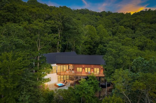 Modern Brand-New Mountain chalet.  Hot tub and stunning views.  Pet friendly!