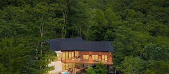 Modern Brand-New Mountain chalet.  Hot tub and stunning views.  Pet friendly!